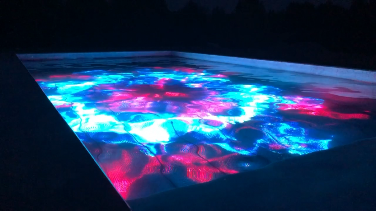 A Franco-German start-up creates a swimming pool with a luminous LED surface