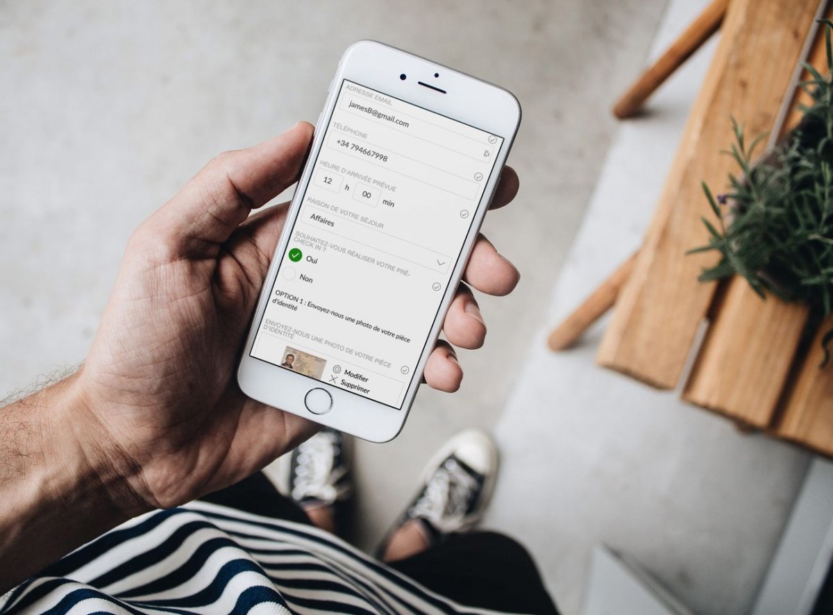 LoungeUp offers hotels a fully paperless guest journey